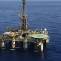 Petróleo dispara após nova tensão no Estreito de Ormuz imagem