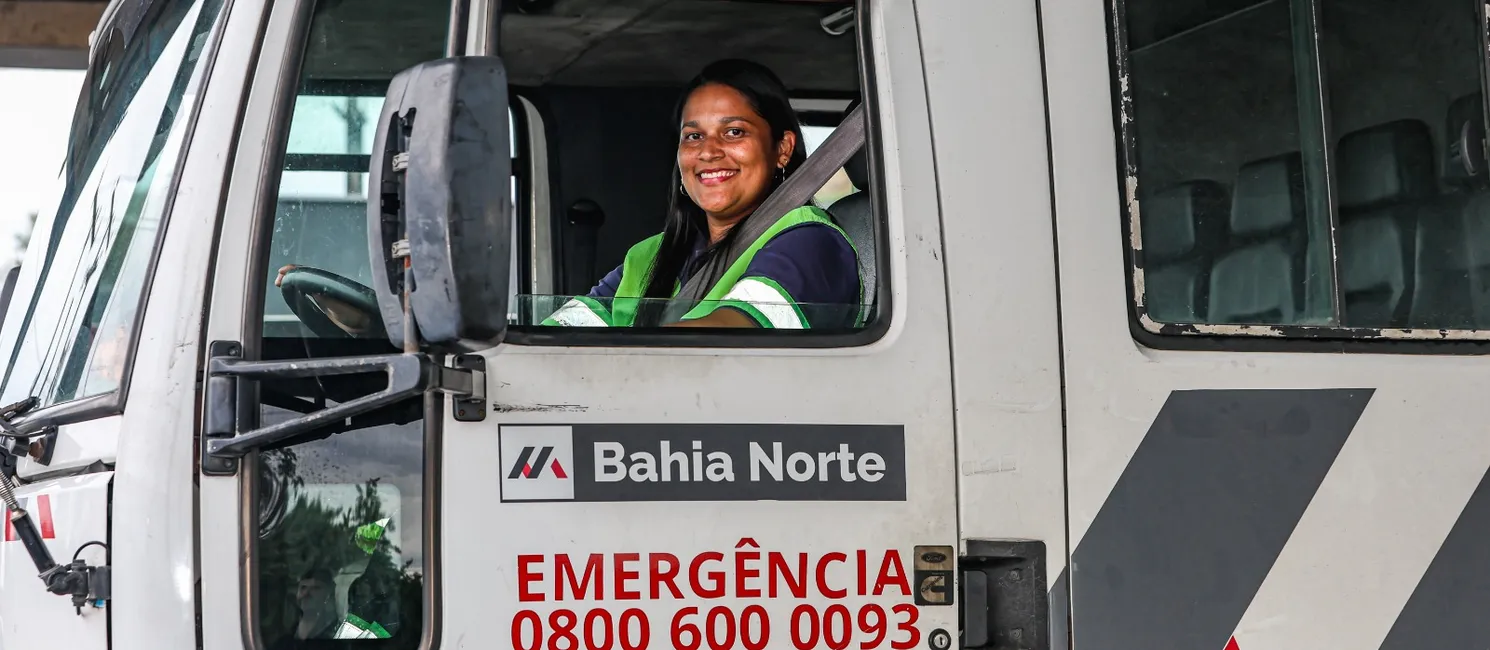 Há sete meses, Tiele trabalha prestando assistência aos usuários que trafegam na BA-535