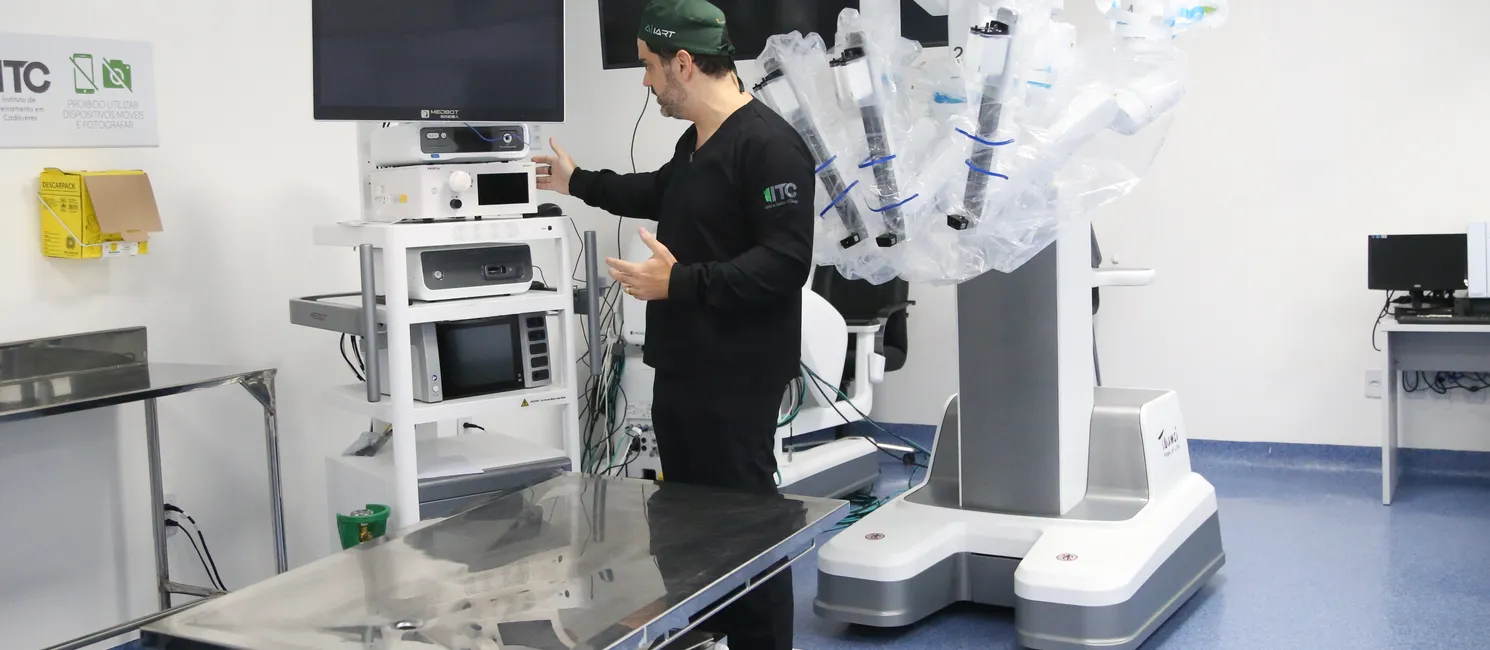 Leonardo Calazans, médico urologista e o robô MedBot Toumai, responsável por cirurgias robóticas