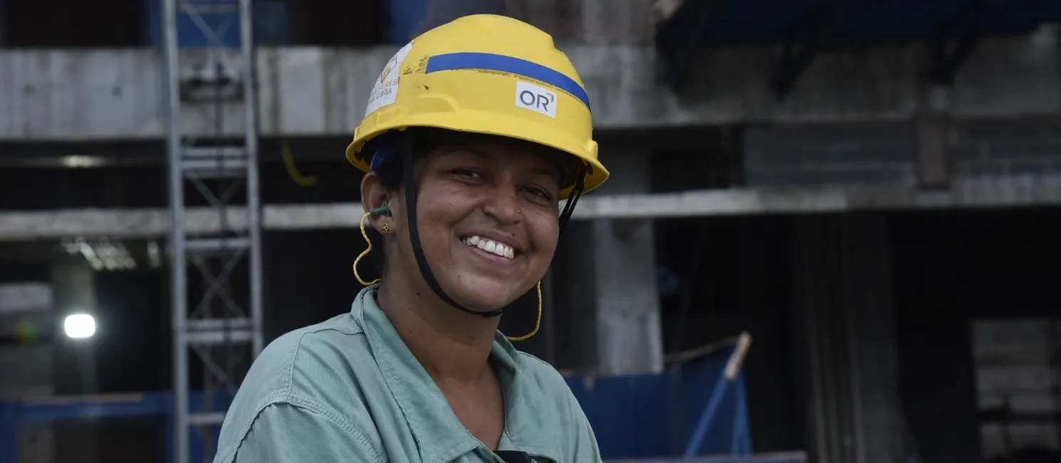 Madalena trabalha com ajudante de hidráulica em uma obra há 7 meses