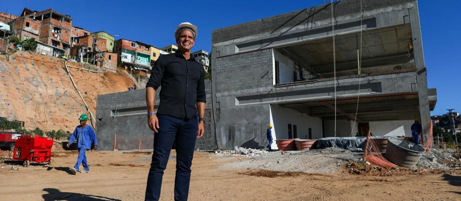 Secretário da Semit, Alberto Braga, no canteiro de obras do CCO