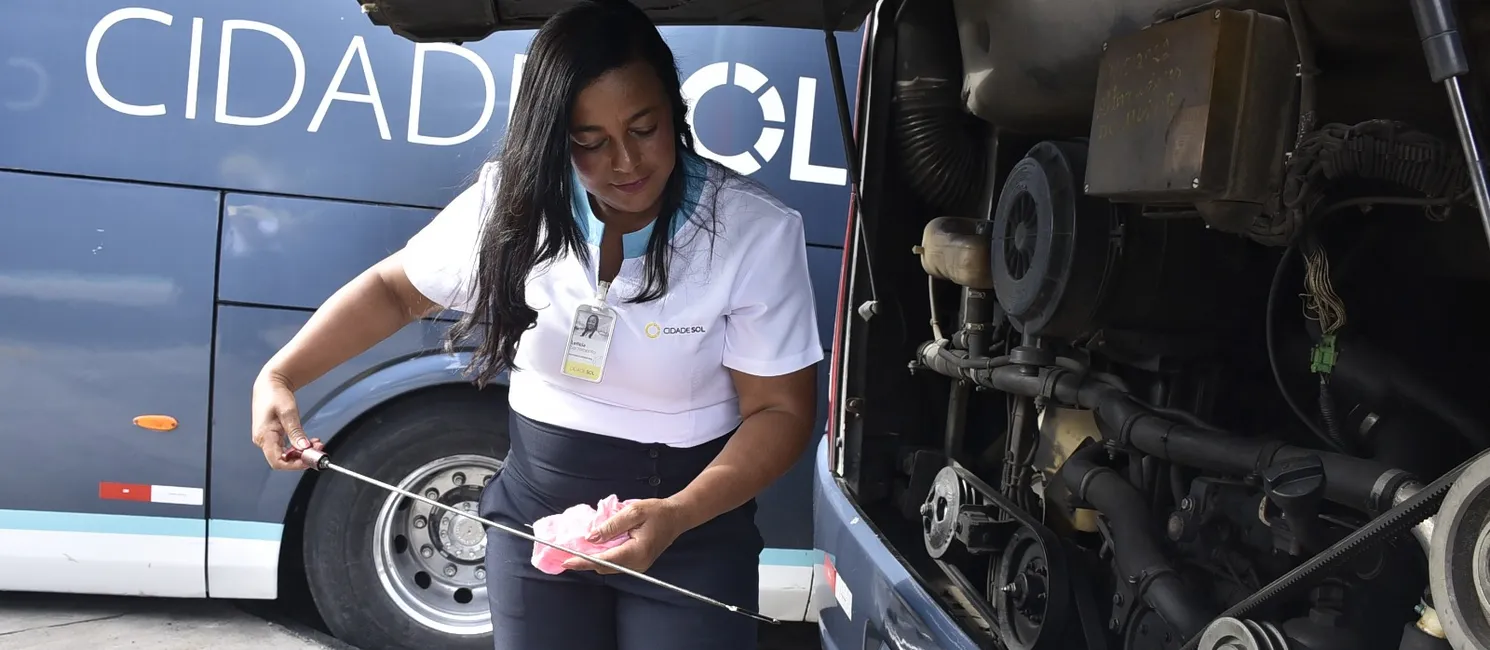 Imagem ilustrativa da imagem "Não piloto só fogão": a história da única motorista intermunicipal de uma frota na Bahia
