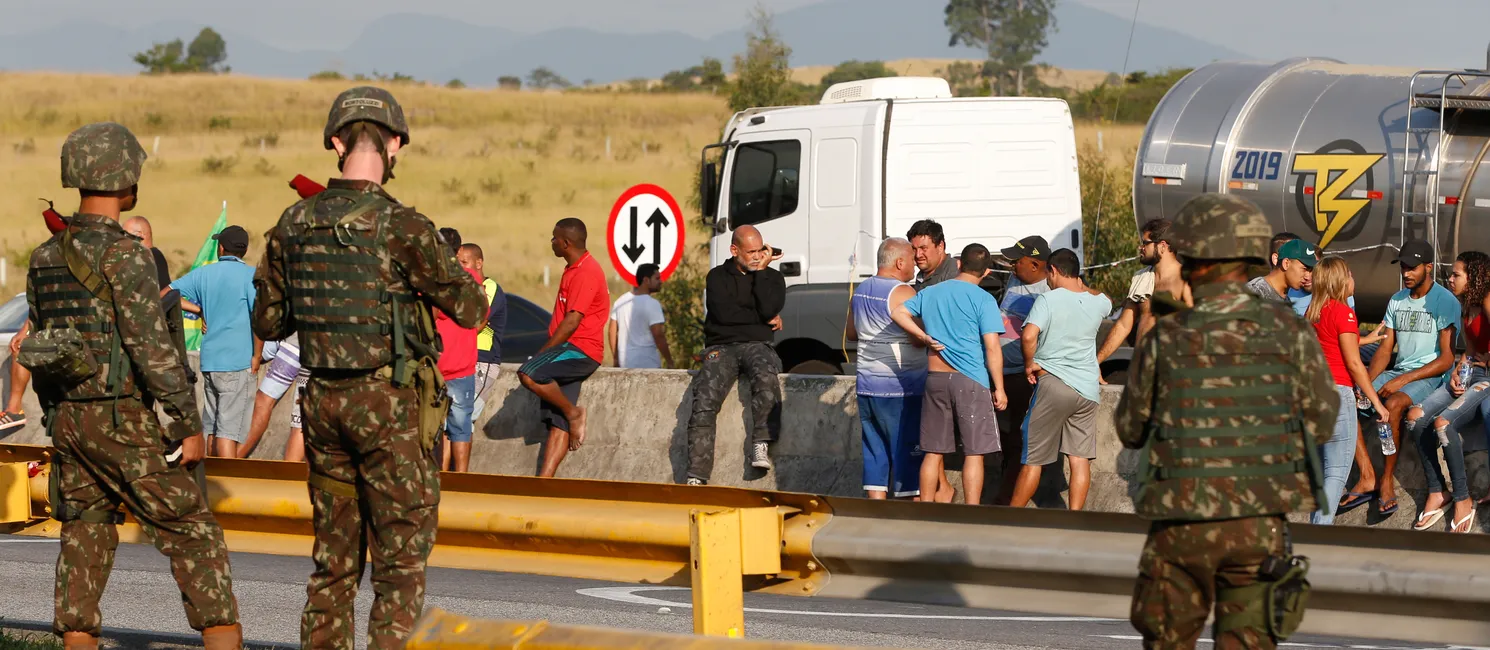 Caminhoneiros na Rodovia Presidente Dutra, em Seropédica, Rio de Janeiro. Militares foram acionados