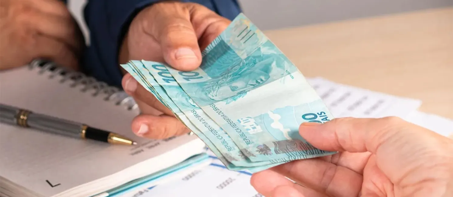 Nos últimos 12 meses, apenas 10,4% dos brasileiros afirmaram ter conseguido guardar dinheiro com regularidade