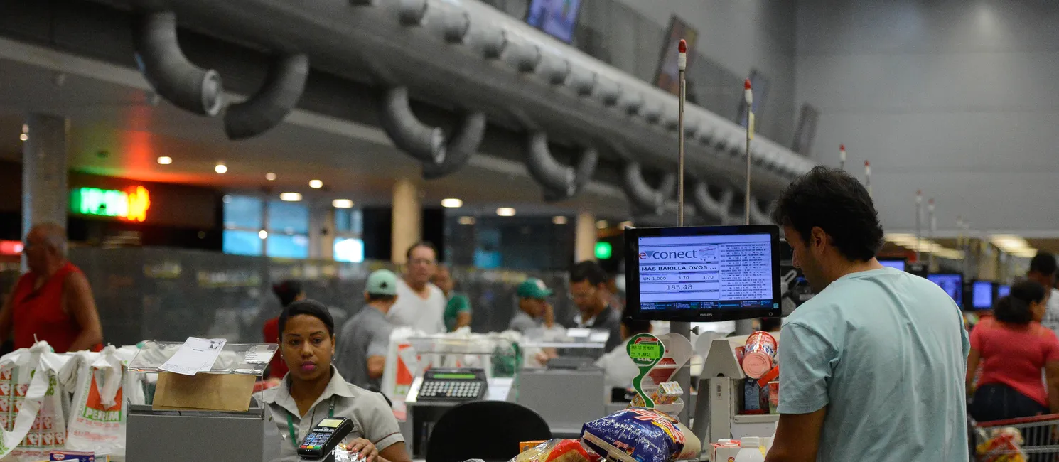 Pessoas fazendo compras em supermercado brasileiro