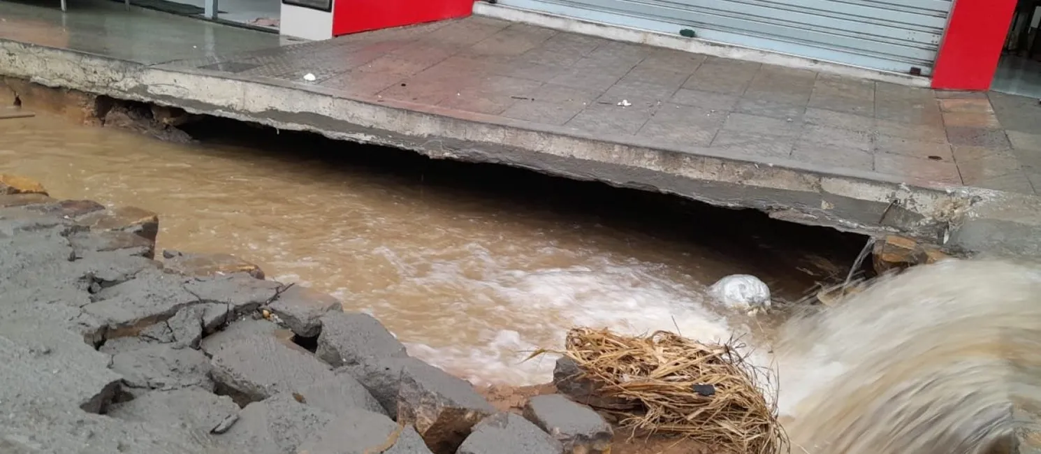 Chuva causa estrago em Cícero Dantas