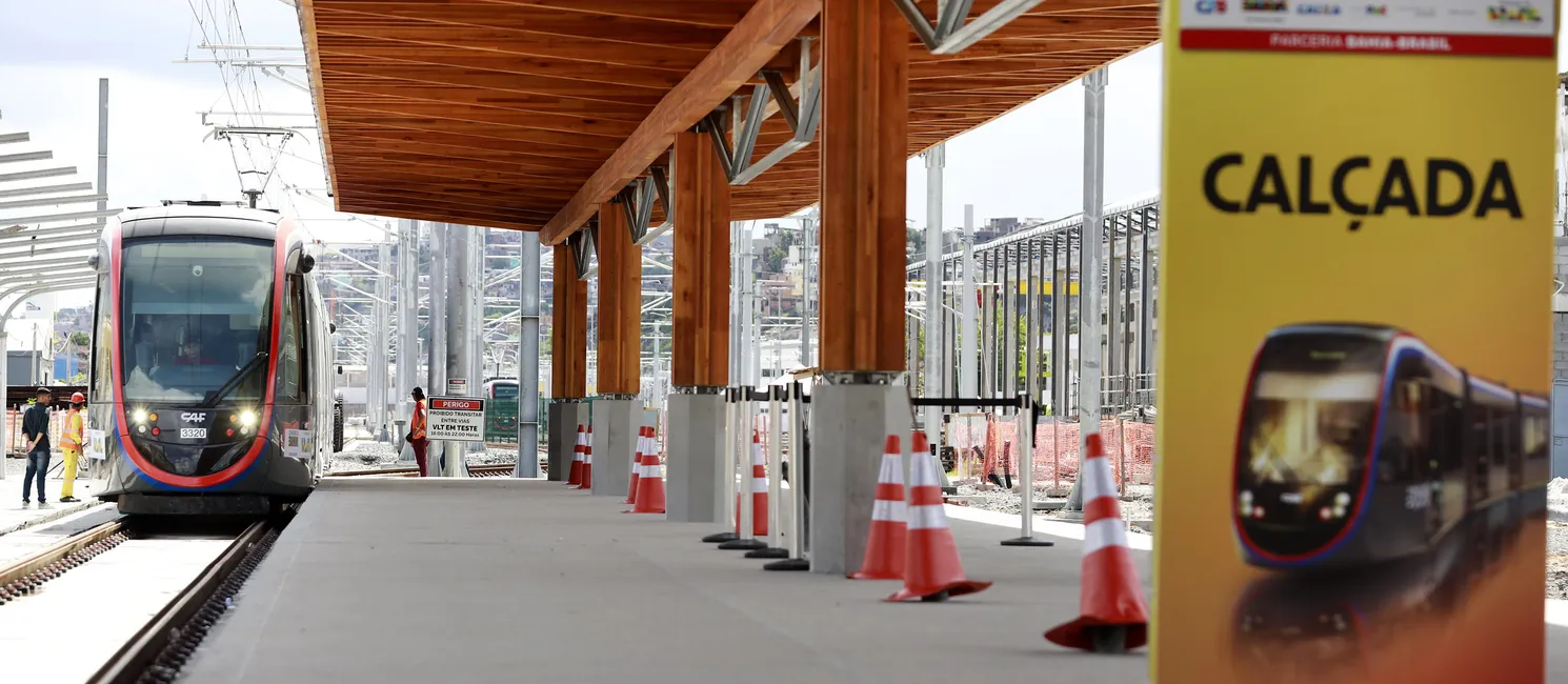 VLT de Salvador sobre os trilhos implantados no bairro da Calçada