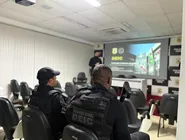 O suspeito, que aparece sem camisa nas imagens, agrediu a mulher e o seu filho com autismo