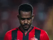 Noa Lang, atacante holandês do Galatasaray, quase teve o dedo decepado durante a partida contra o Liverpool