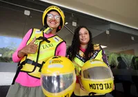 Mototaxistas e motofretistas recebem EPIs e certificação em Feira imagem