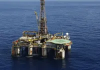 Petróleo dispara após nova tensão no Estreito de Ormuz