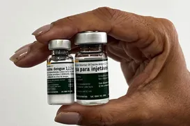 Feira começa a vacinar profissionais da saúde contra a dengue - Imagem