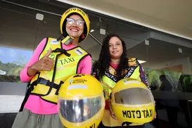 Mototaxistas e motofretistas recebem EPIs e certificação em Feira - Imagem