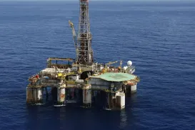 Petróleo dispara após nova tensão no Estreito de Ormuz - Imagem