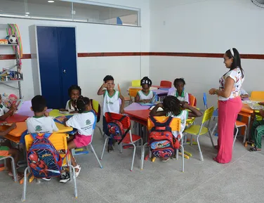 Professores de Feira de Santana terão aumento de 5,4% no salário - Imagem