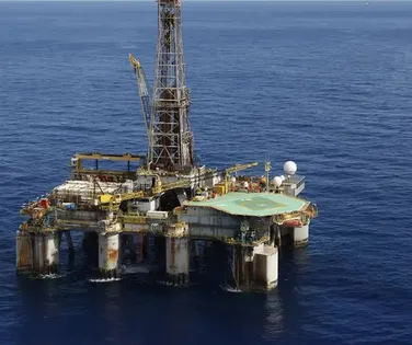 Petróleo dispara após nova tensão no Estreito de Ormuz - Imagem