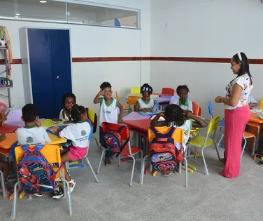 Professores de Feira de Santana terão aumento de 5,4% no salário - Imagem