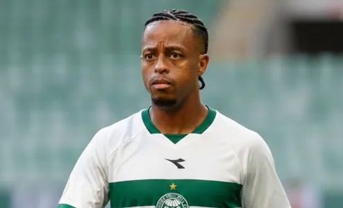 Keno em campo pelo Coritiba