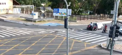 Imagem ilustrativa da imagem Cena forte: motociclista é atropelado por carro enquanto estava parado no sinal
