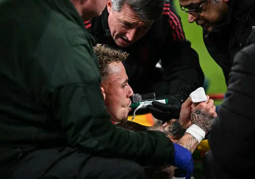 Noa Lang, atacante holandês do Galatasaray, quase teve o dedo decepado durante a partida contra o Liverpool