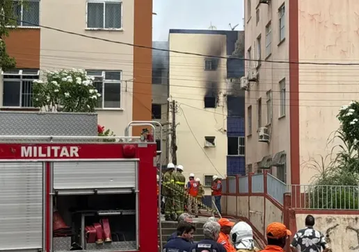 Prédio foi evacuado, mas corre risco de desabamento