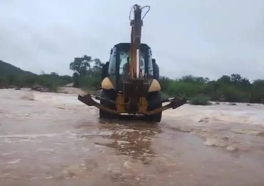 Rio que corta o povoado transbordou