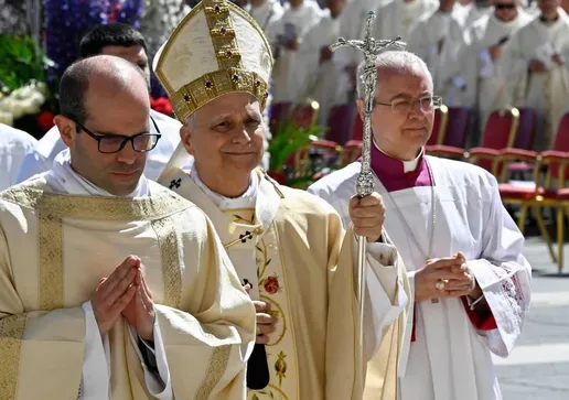 Penitentes da irmandade do Cristo da Boa Morte saem da Igreja de São Vicente Mártir em Zamora, no noroeste da Espanha