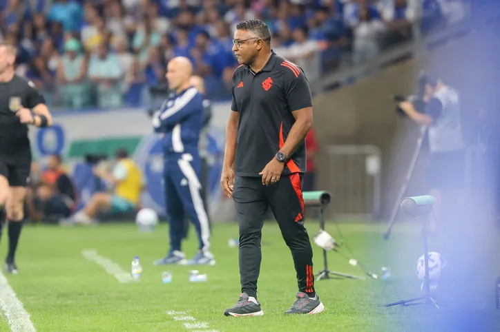 Tostão afirma que as críticas a um treinador negro são maiores do que para os outros