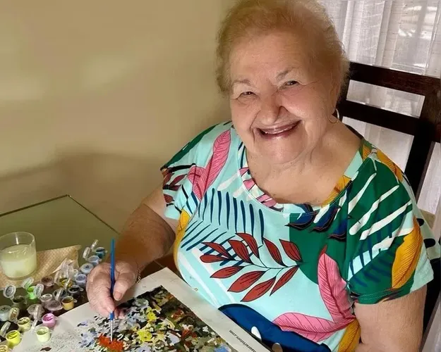 Imagem ilustrativa da imagem Artista de 94 anos faz exposição de estreia