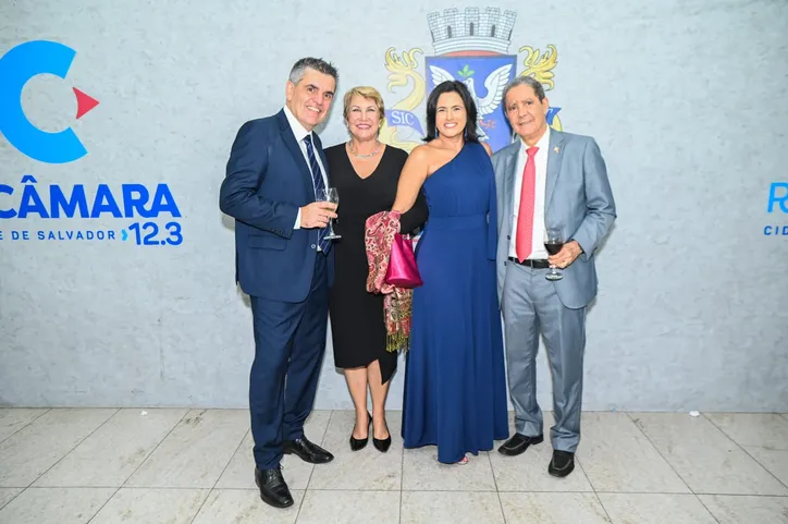 Bernard Greck com a esposa Ana Paula, Magda e Jorge Teixeira, em noite de celebração e reconhecimento