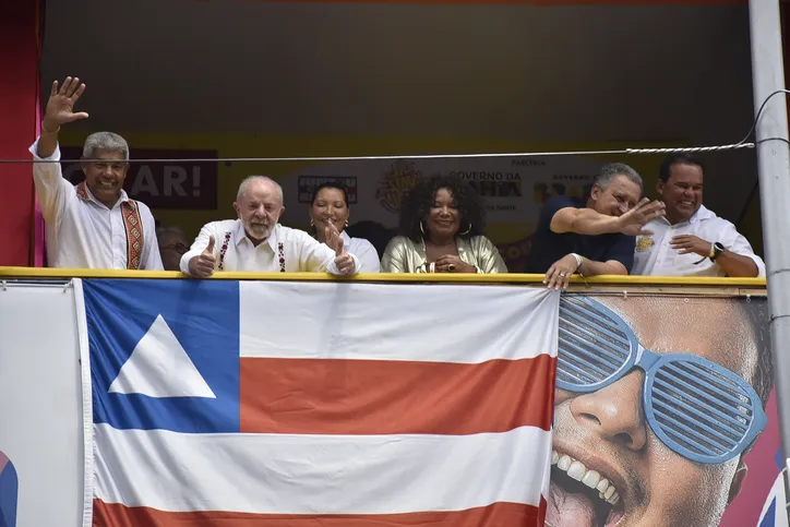 Lula foi ovacionado durante participação no carnaval de Salvador em 2026
