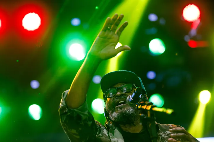 Cantor Edson Gomes durante show