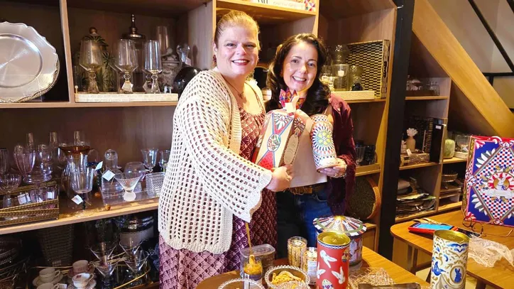Nanda Lebram e Carol Contelli, da Biscoitê, durante degustação de Páscoa