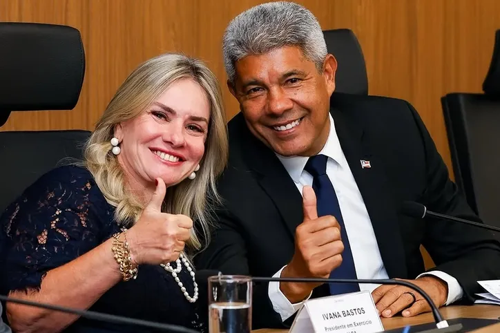 Presidente da Alba, Ivana Bastos, ao lado do governador Jerônimo Rodrigues (PT)
