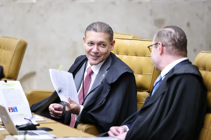 Ministro Nunes Marques conversando com Cristiano Zanin