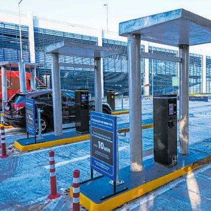 Imagem ilustrativa da imagem Se ‘Kiss&Fly’ emplacar, aeroporto de Salvador vai virar um belo caos