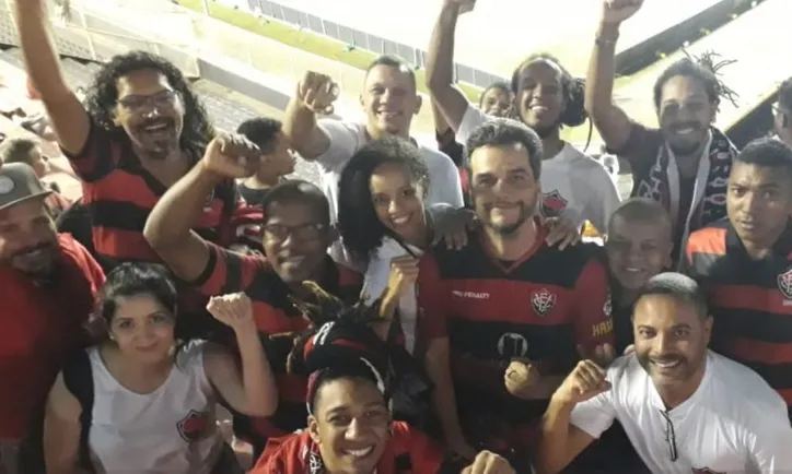 Wagner Moura com amigos no Barradão
