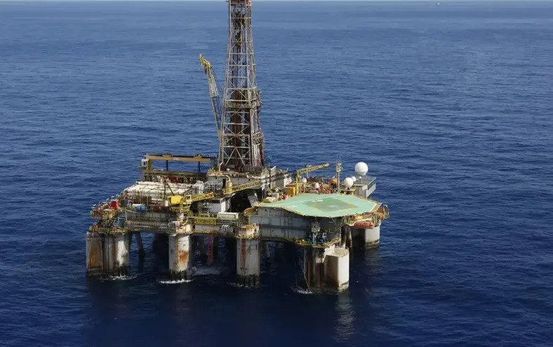 Petróleo dispara após nova tensão no Estreito de Ormuz - Imagem