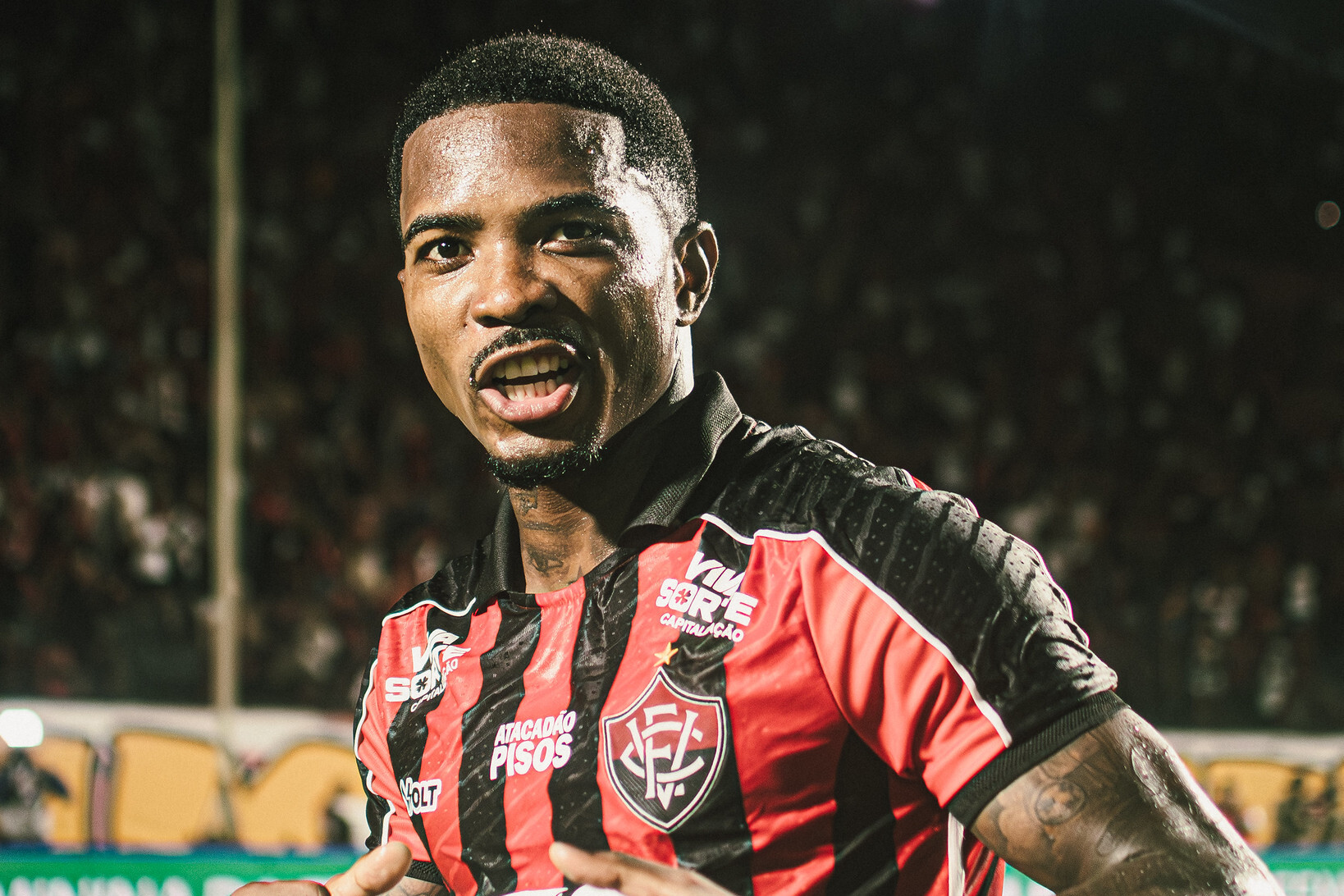 Cacá celebra vitória em casa e vê 
