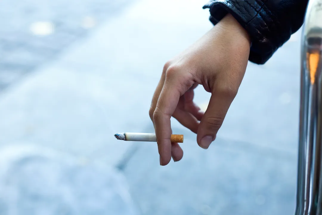 O fim da fumaça? A dura transição do 'status social' ao alerta global de saúde