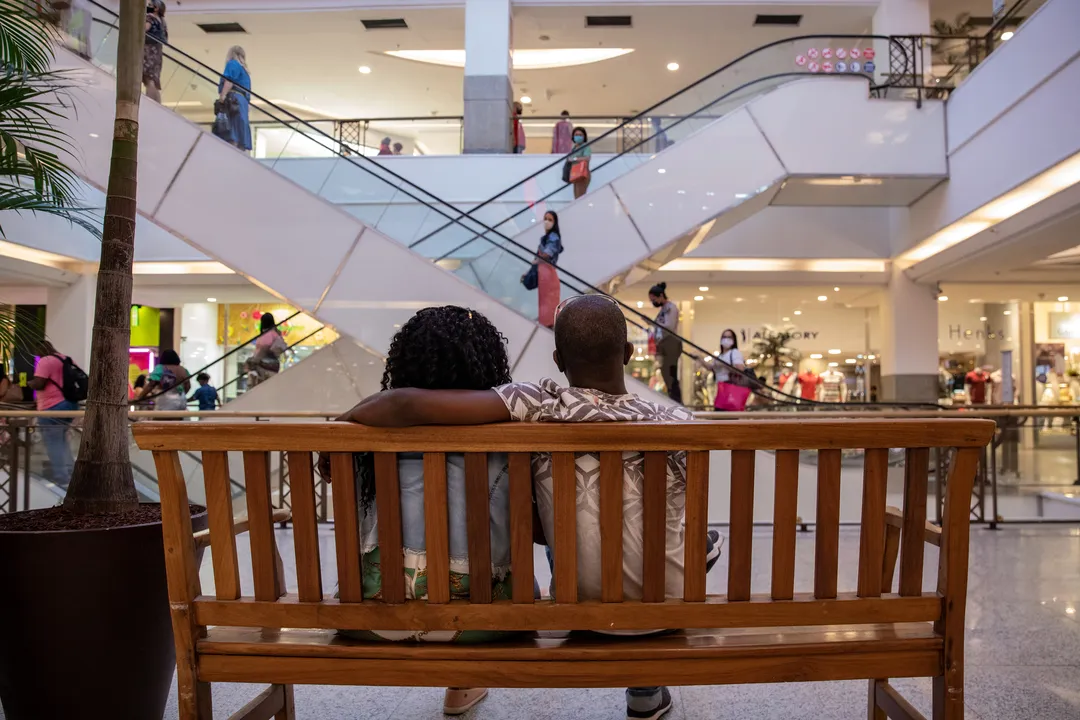 Casal em shopping