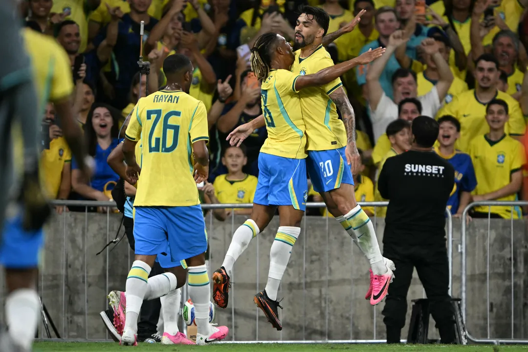 Danilo Santos e Lucas Paquetá comemoram gol contra o Panamá