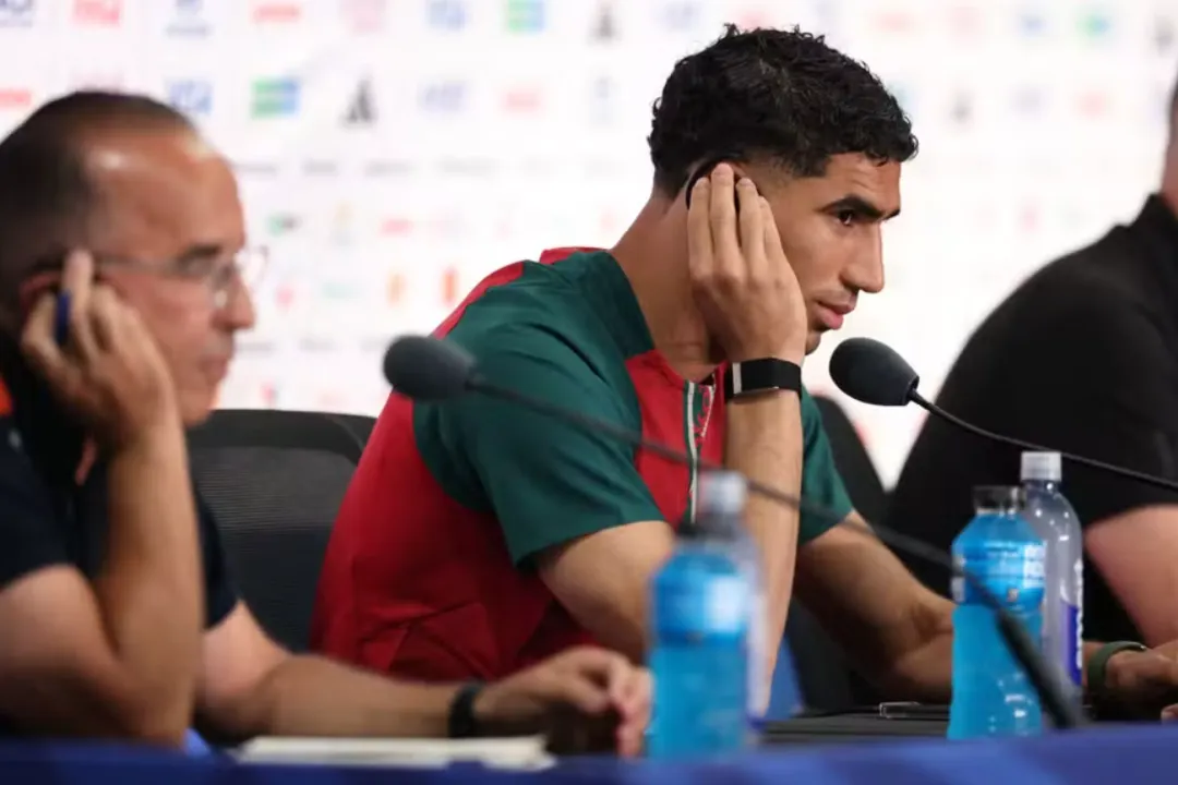 Após a repercussão envolvendo Vinícius Júnior e Hakimi, a Fifa voltou atrás e decidiu garantir tradução em espanhol em todas as entrevistas coletivas da Copa do Mundo. A mudança vale para todos os jogos do torneio, independentemente das seleções envolvidas