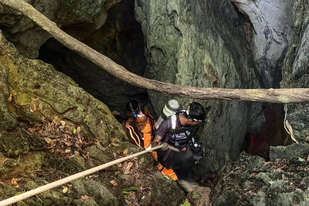 Imagem ilustrativa da imagem Após sete dias presos, mergulhadores encontram sobreviventes em caverna