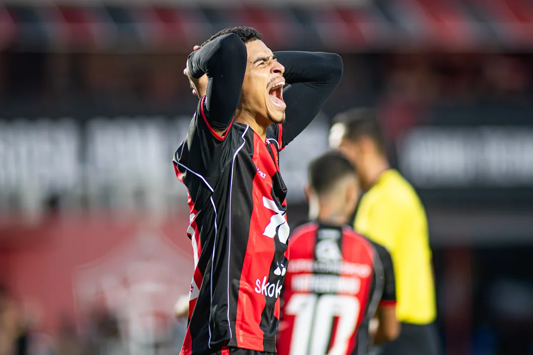 Com 10 gols em 19 jogos pelo Vitória, Renê vive grande fase, celebrou o título da Copa do Nordeste e revelou o sonho de defender a Seleção Brasileira
