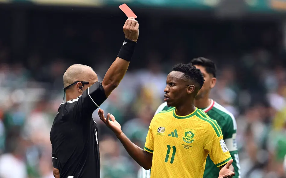 Imagem ilustrativa da imagem Árbitro brasileiro expulsa três e quebra recorde na estreia da Copa