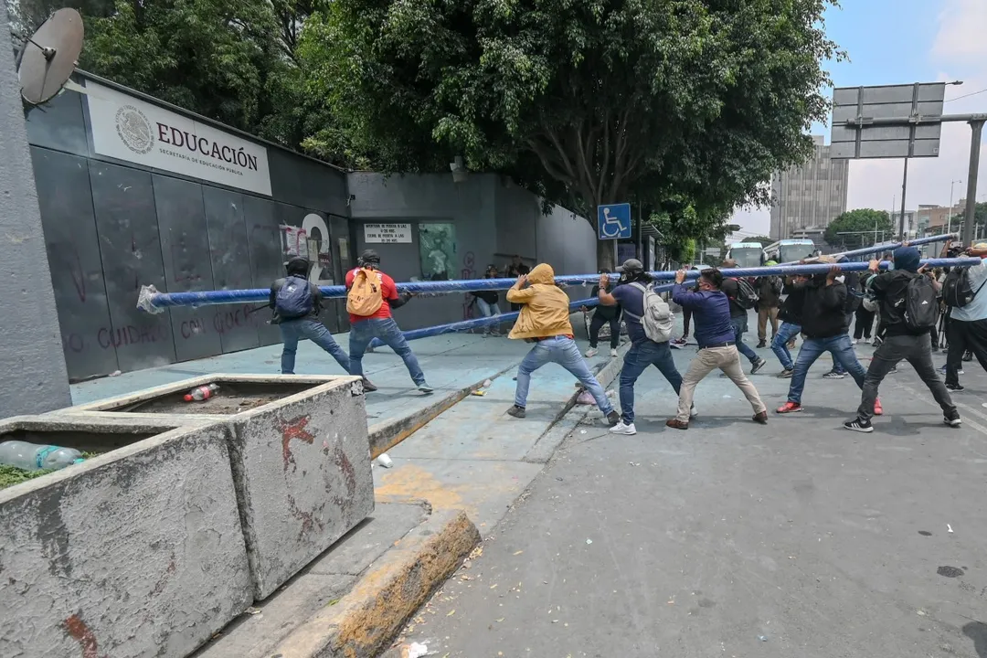 Manifestantes ligados ao setor da educação invadiram um prédio público e prometeram manter os atos durante a Copa do Mundo.