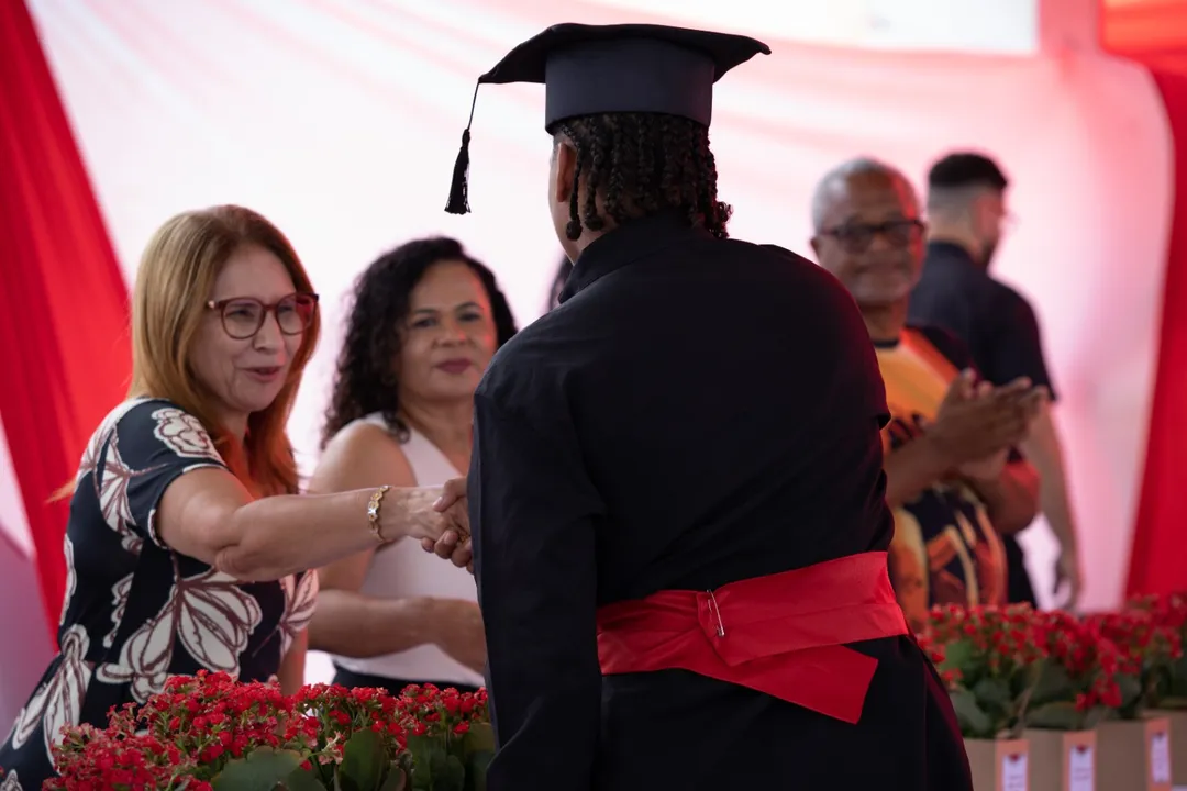 Formatura de adolescente que passou pela Fundac