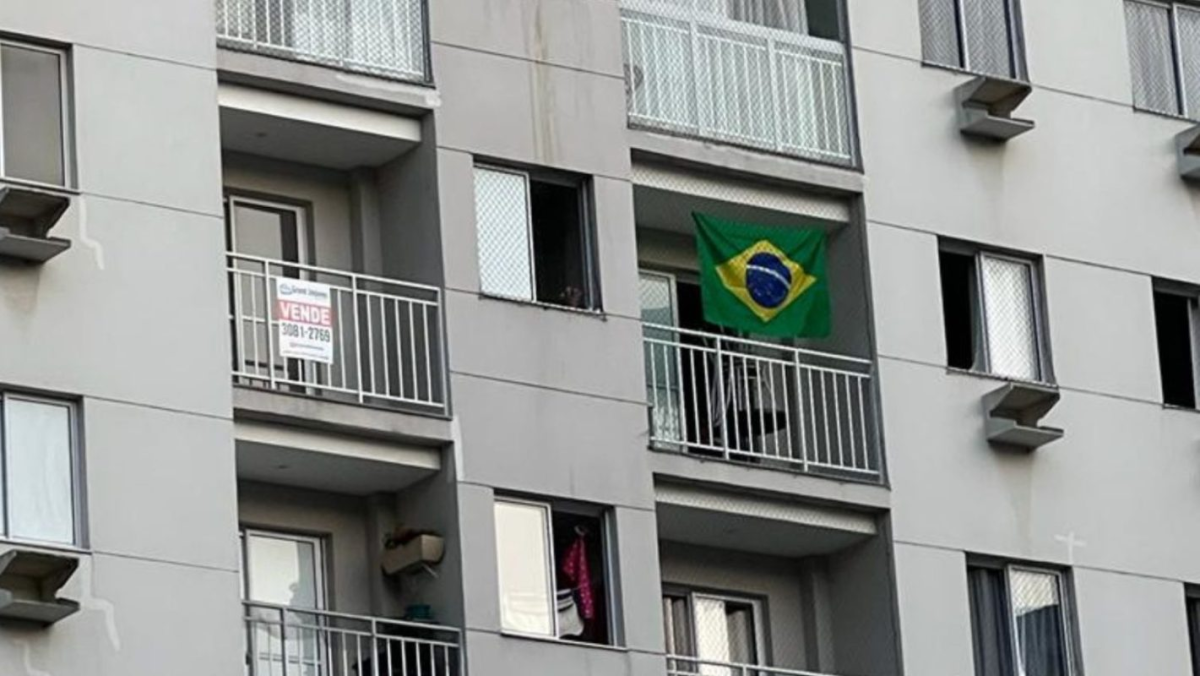 Bandeira do Brasil em prédio