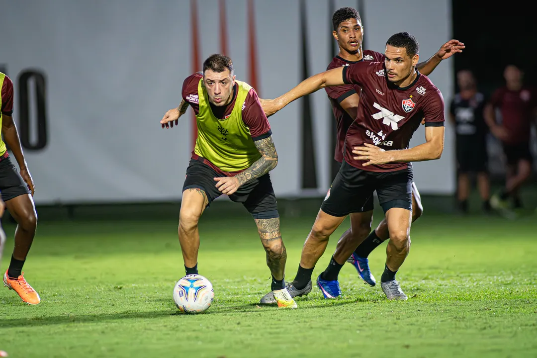 Renzo López em treino do Vitória